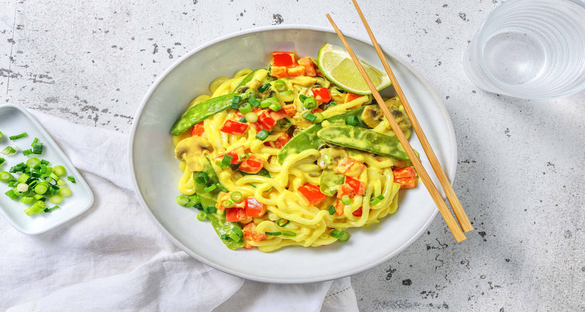 Gelecurrynoedels met champignons en peultjes met kokosmelk, limoen en paprika