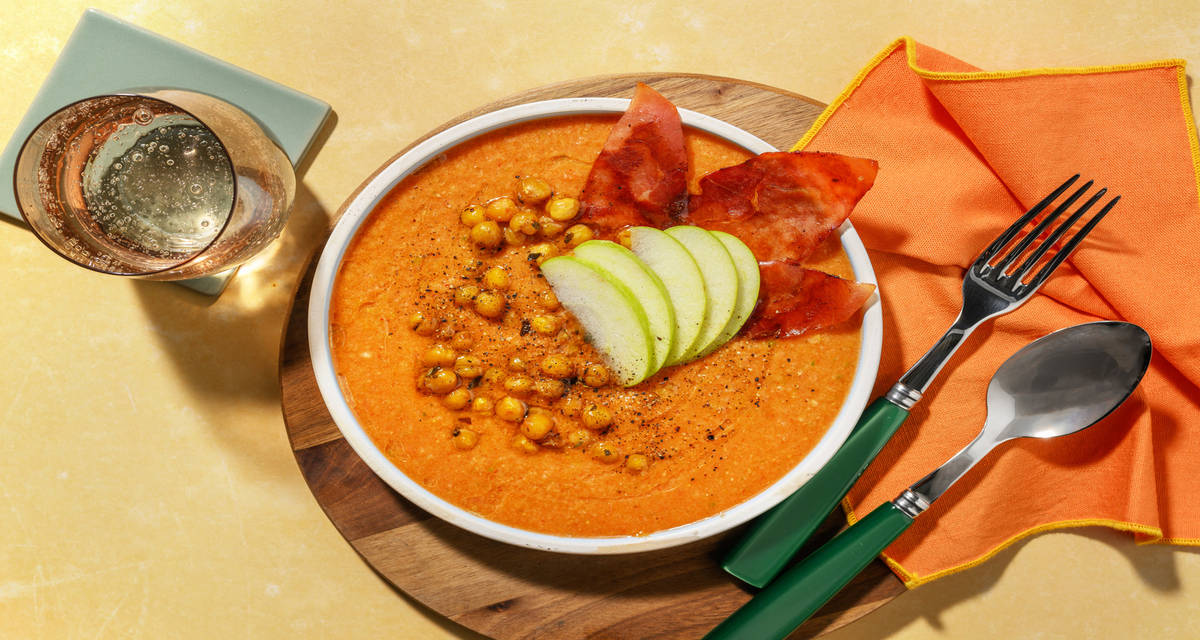 Gazpacho con manzana y jamón serrano crujiente con garbanzos asados aderezados