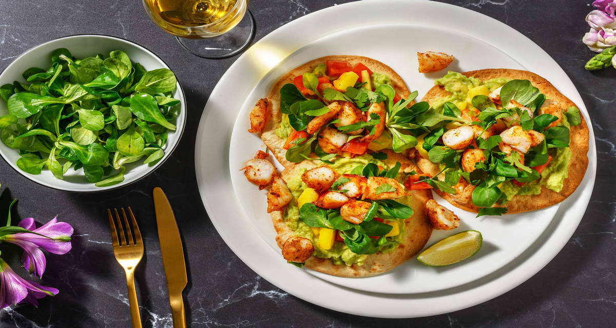 Tortilla tropicali ai gamberi e mango con guacamole, spezie e lime