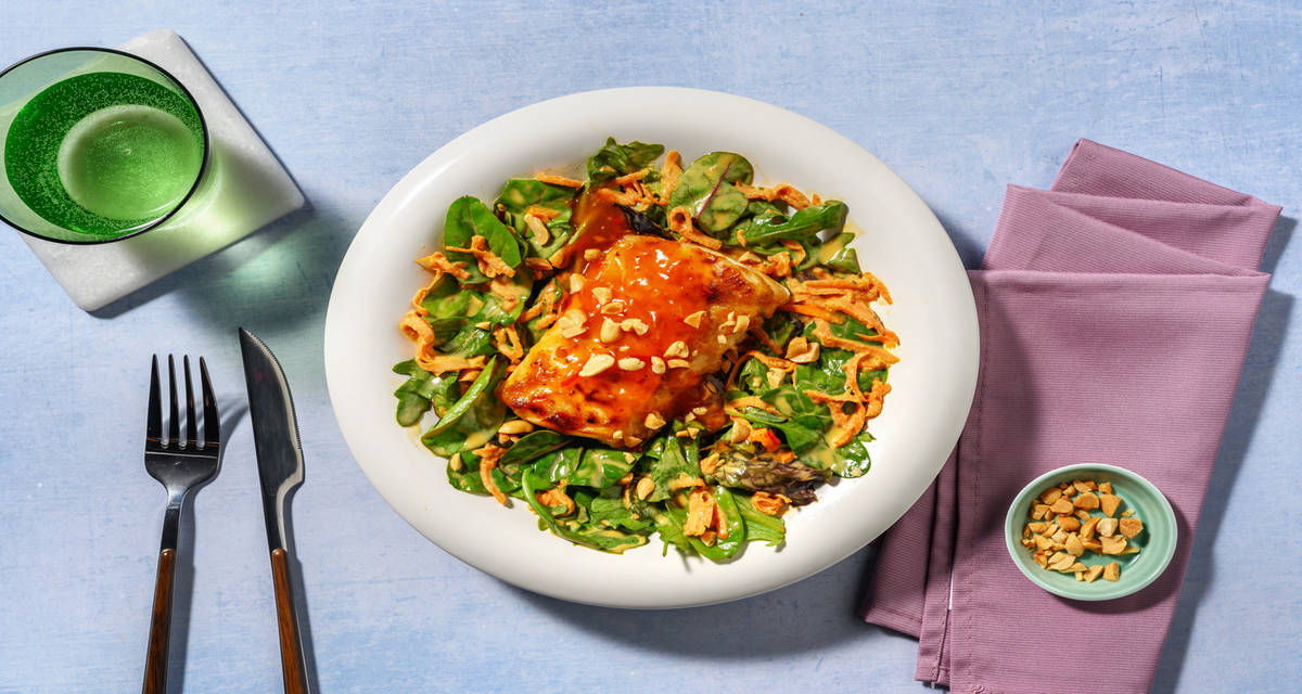 Bacalao glaseado con salsa de chile dulce sobre ensalada con aderezo asiático y anacardos