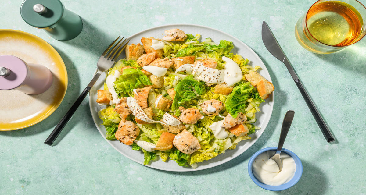 Ensalada con pollo al tomillo y picatostes con aderezo de miel y mostaza y salsa de queso
