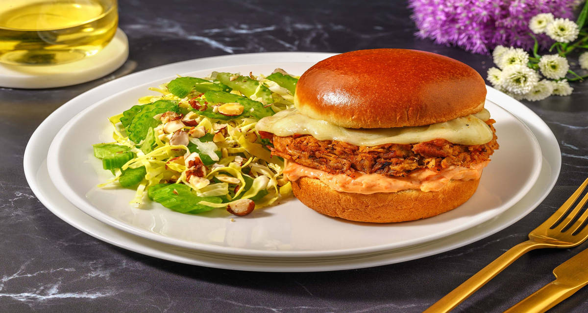 Burger pulled pork e formaggio affumicato con carote in salsa rosa, indivia e nocciole