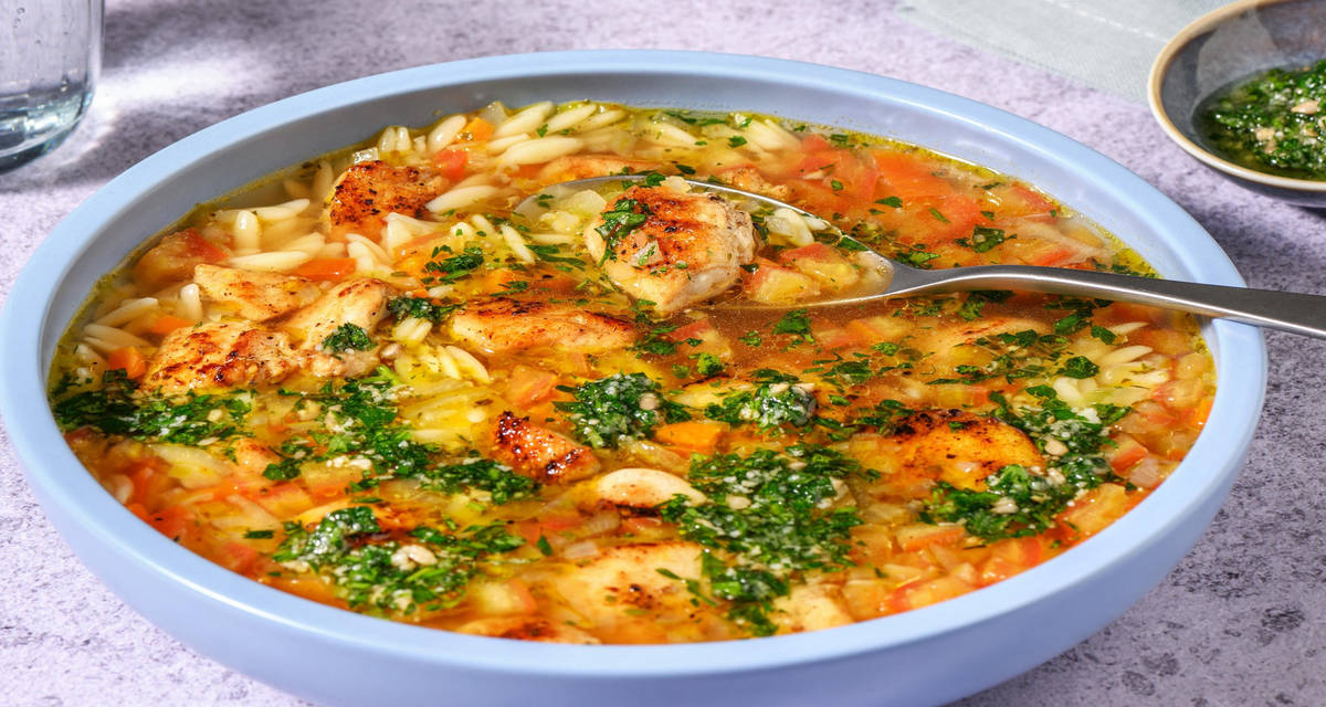 Brodo di pollo – kyckling i grönsaksbuljong med orzo och persiljepesto