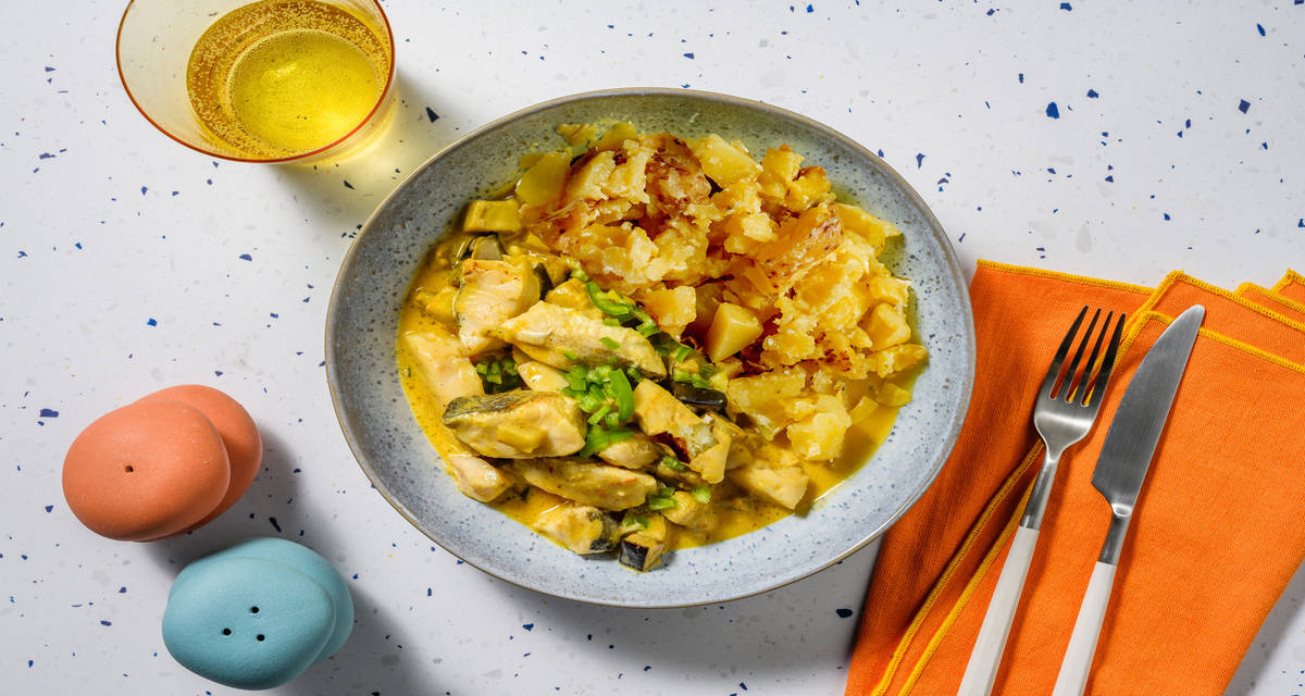 Tiras de merluza al curry con berenjena acompañadas de patatas con aderezo indio