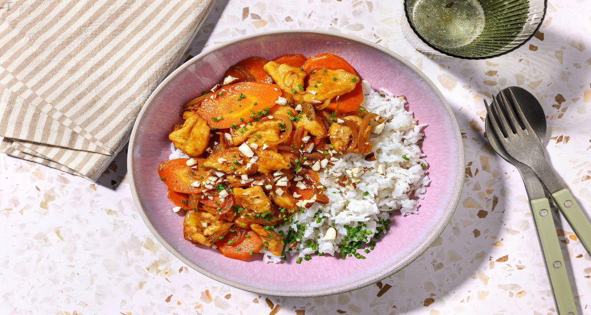Stir-fry di pollo e mandorle all'asiatica con carote, erba cipollina e riso Jasmine