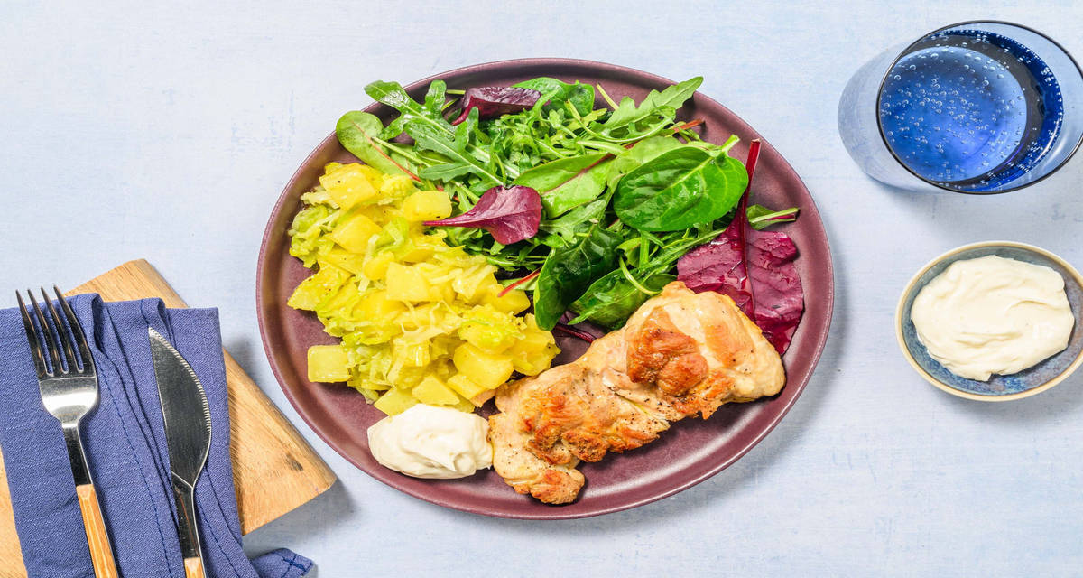 Bistecche di pollo marinate all'asiatica con patate, porri e maionese allo zenzero