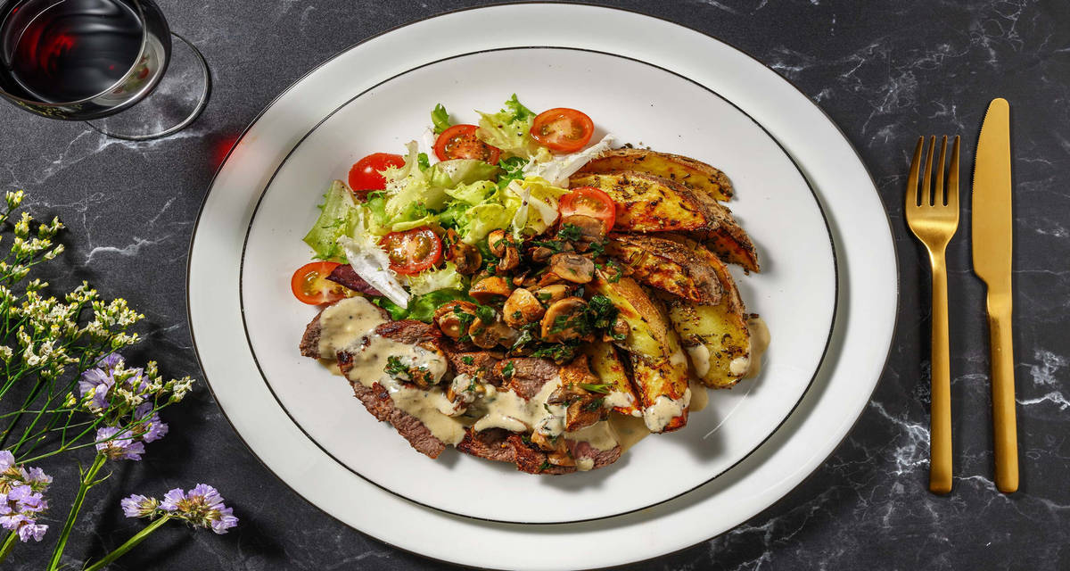 Pannstekt rumpstek och ostsås med tomatsallad och rosmarinspotatis