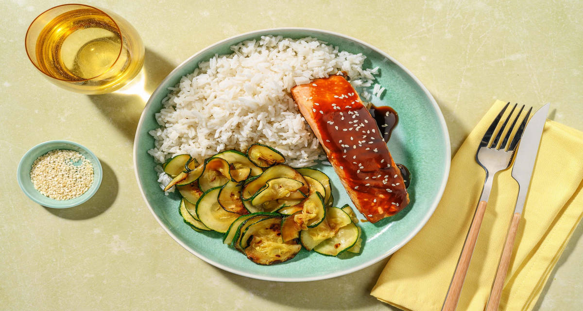 Salmone in glassa hoisin e riso 'ponzu' con zucchine dorate, salsa di soia e lime