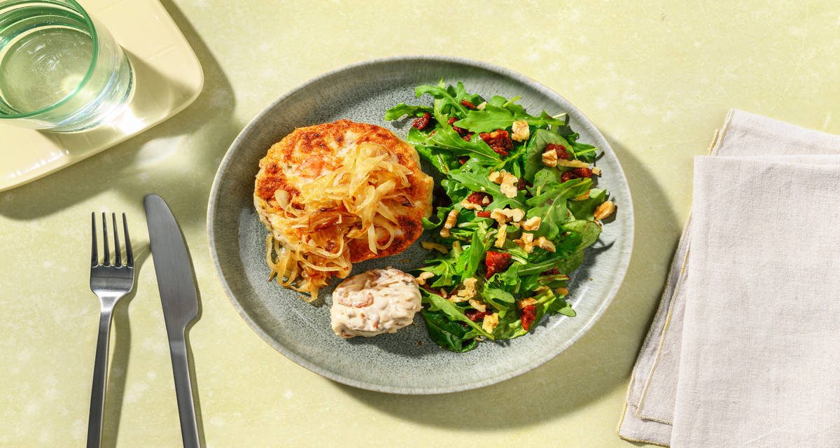 Hamburguesa de gambas y merluza con cebolla caramelizada con ensalada de rúcula y canónigos y mayonesa de tomates secos