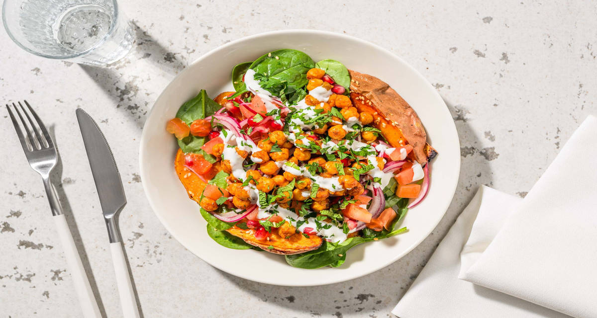 Sötpotatis och masalakryddade kikärtor med granatäpplesallad och syltad rödlök