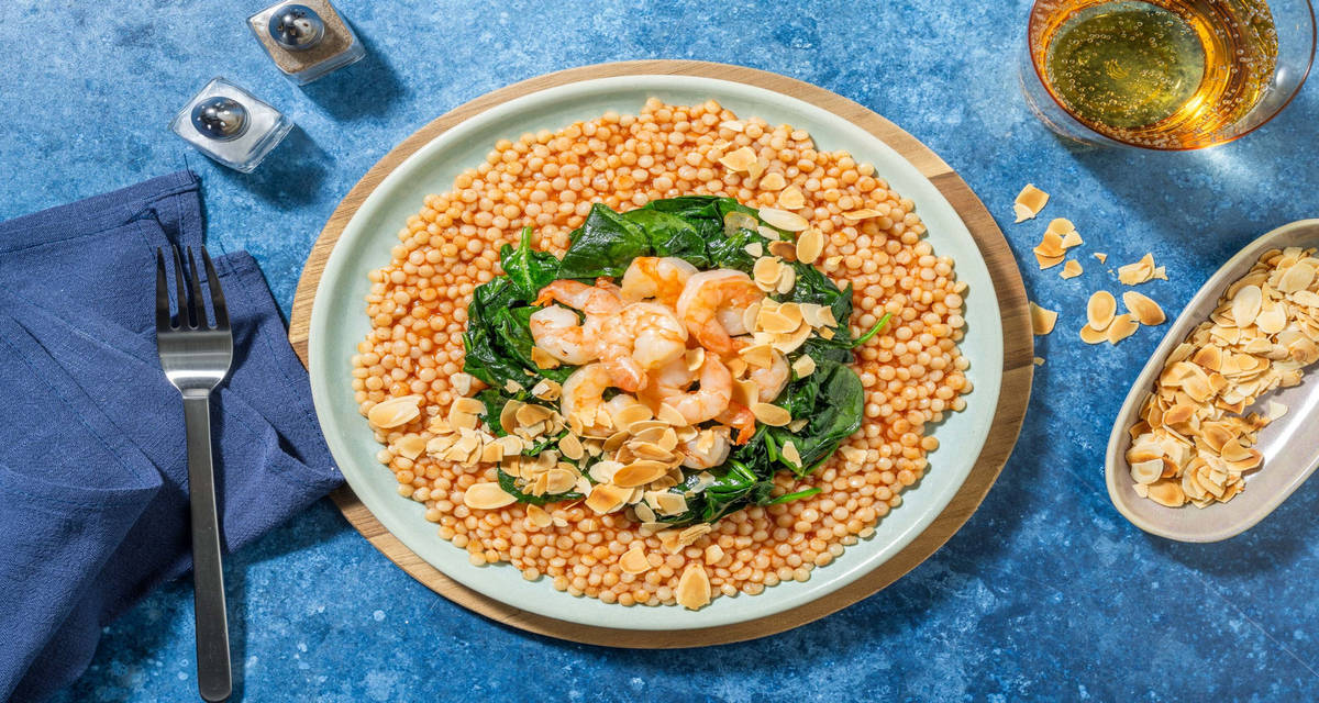 Couscous perlato ai gamberi stile 'fregula' con sugo di pomodoro, spinaci e mandorle