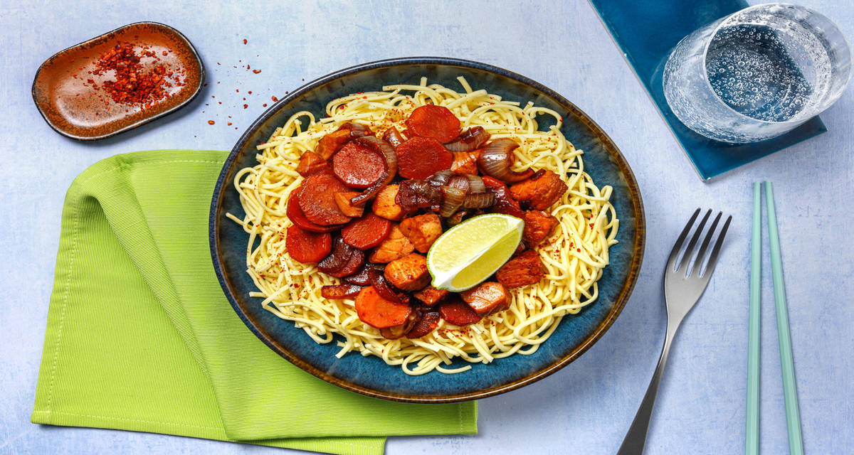 Dados de salmón oriental sobre fideos mie con verduras y lima