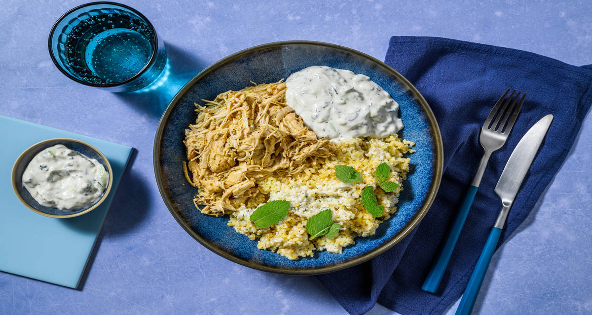 Pollo desmechado con tzatziki casero acompañado de bulgur cremoso a la menta
