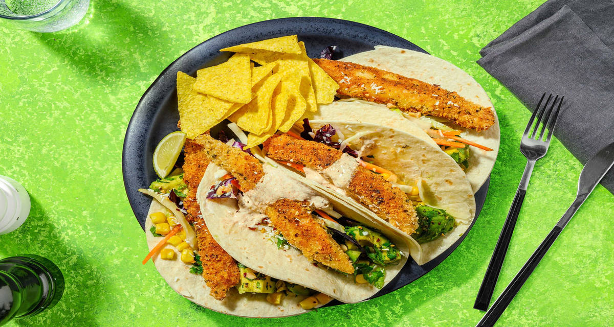 Karibiskinspirerade krispiga fisktacos med majssalsa och kokos- och chilicrunch
