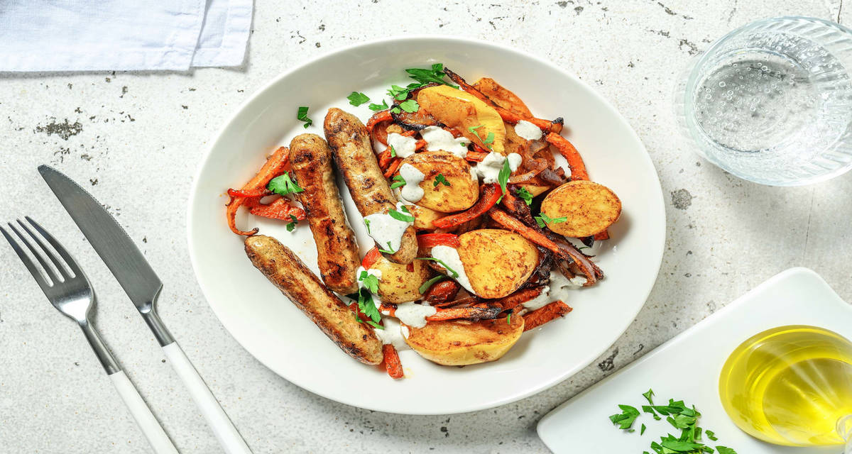 Saucisses végé et crème aigre au zaatar à l'ail légumes rôtis, grenailles et persil