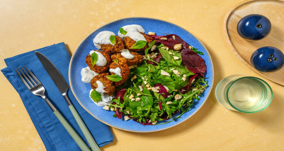 Koftas caseras de bulgur y lentejas con salsa de yogur a la menta y ensalada con anacardos