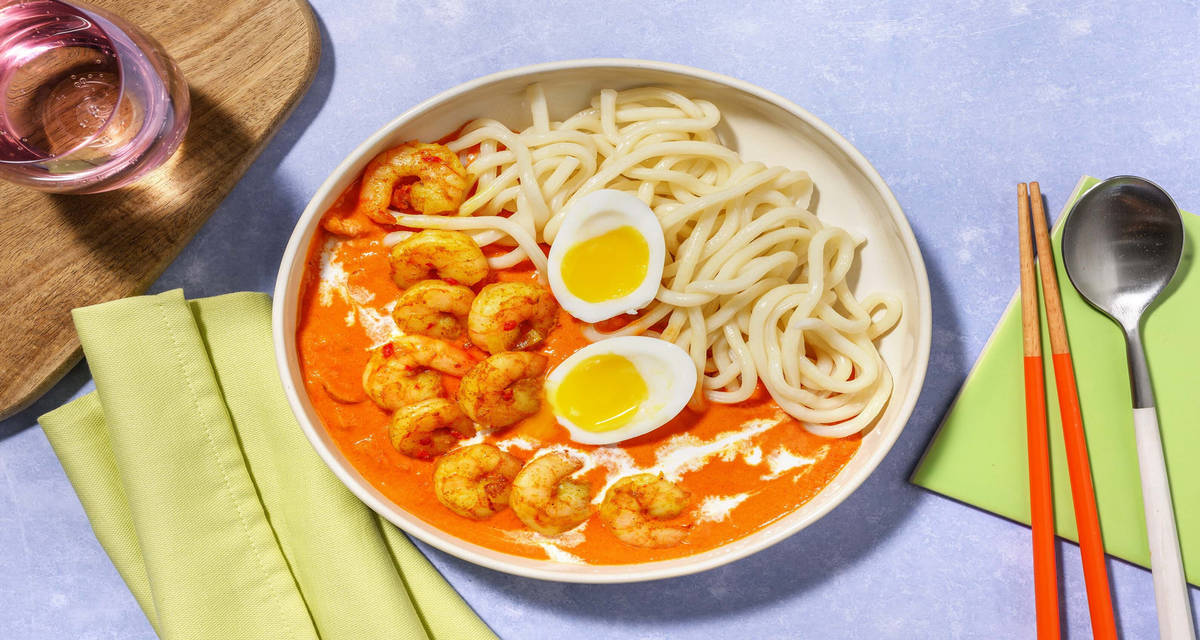 Laksa udon alle mazzancolle e curry con latte di cocco, peperoncino e pomodoro