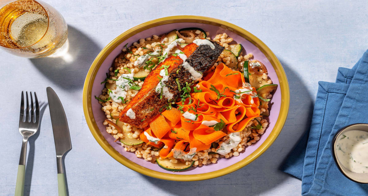 Saumon laqué aux épices pili-pili et rubans de carotte couscous perlé et sauce à la coriandre