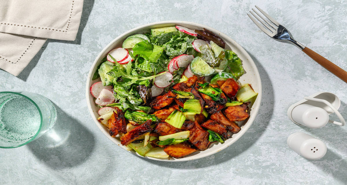 Heura exprés marinada con miel y soja con pak choi y ensalada de rábano y pepino