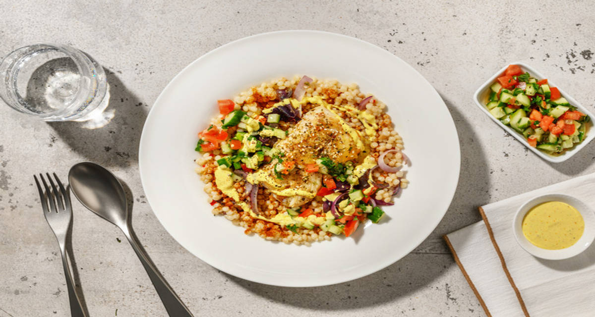 Kabeljauwfilet met za'atar en frisse appelsiensalsa met kruidige parelcouscous en verse kruiden