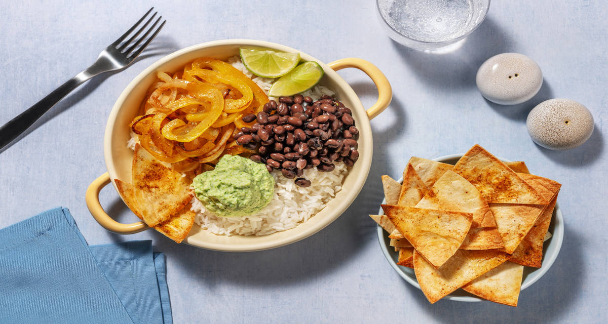 Bol mexicano con brocomole y frijoles con verduras salteadas y totopos caseros