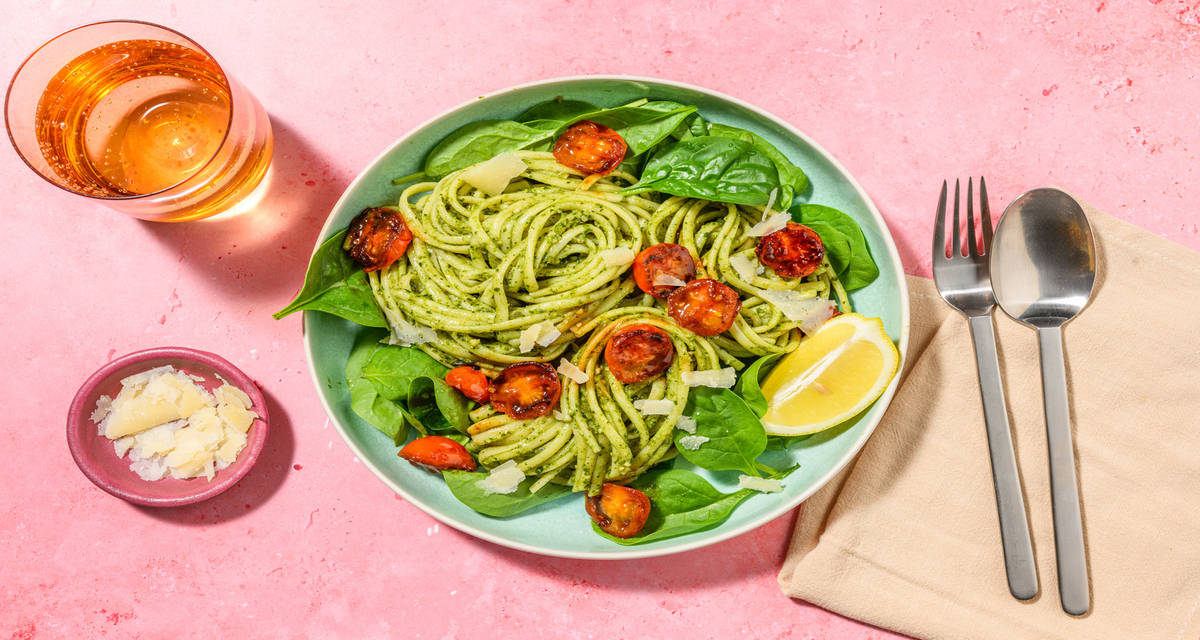 Linguine & pesto d'épinards au basilic avec du grana padano AOP & des tomates cerises