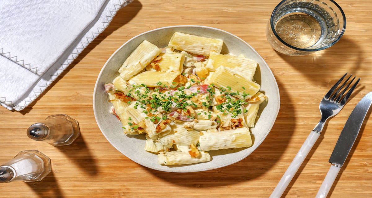 Fusilli complets au bacon & crème de bleu avec de la ciboulette & des noix concassées