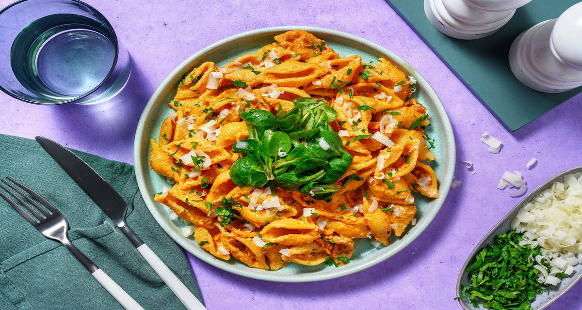 Conchiglie al pesto rosso saupoudrées de fromage & persil ciselé