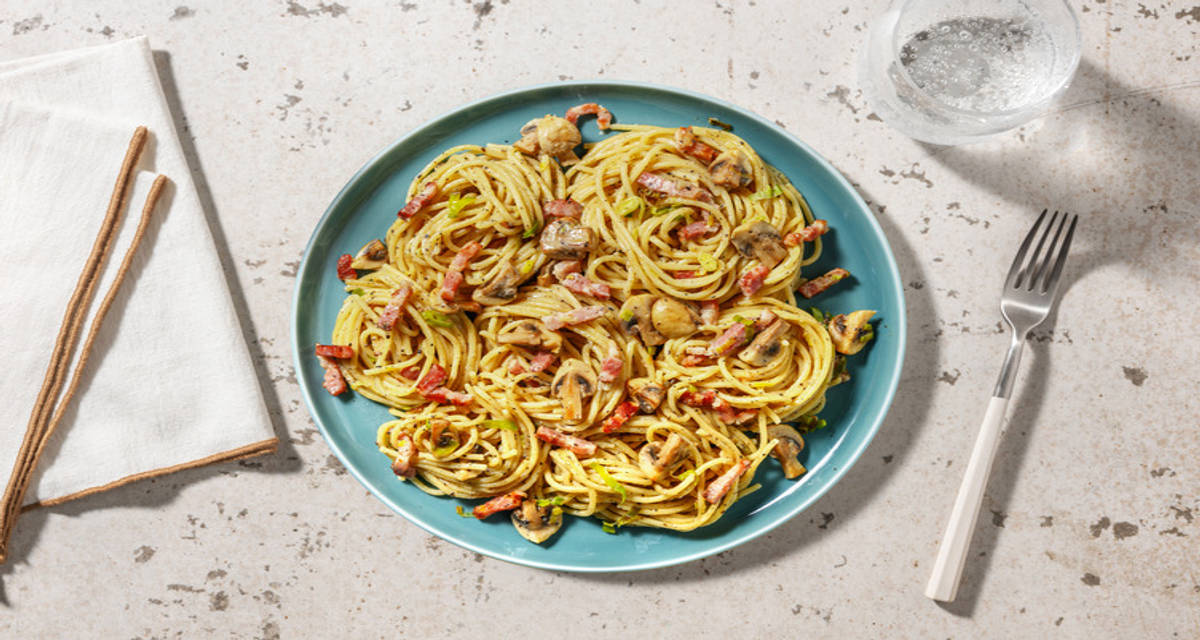 Nos immanquables spaghetti poireau-lardons garnis de crème & pesto de champis