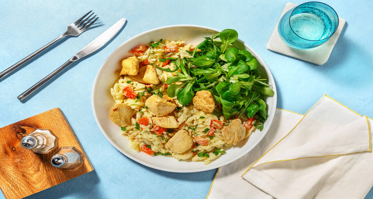 Orzo au poulet sauce ail & persil avec du fromage, du poivron & du citron