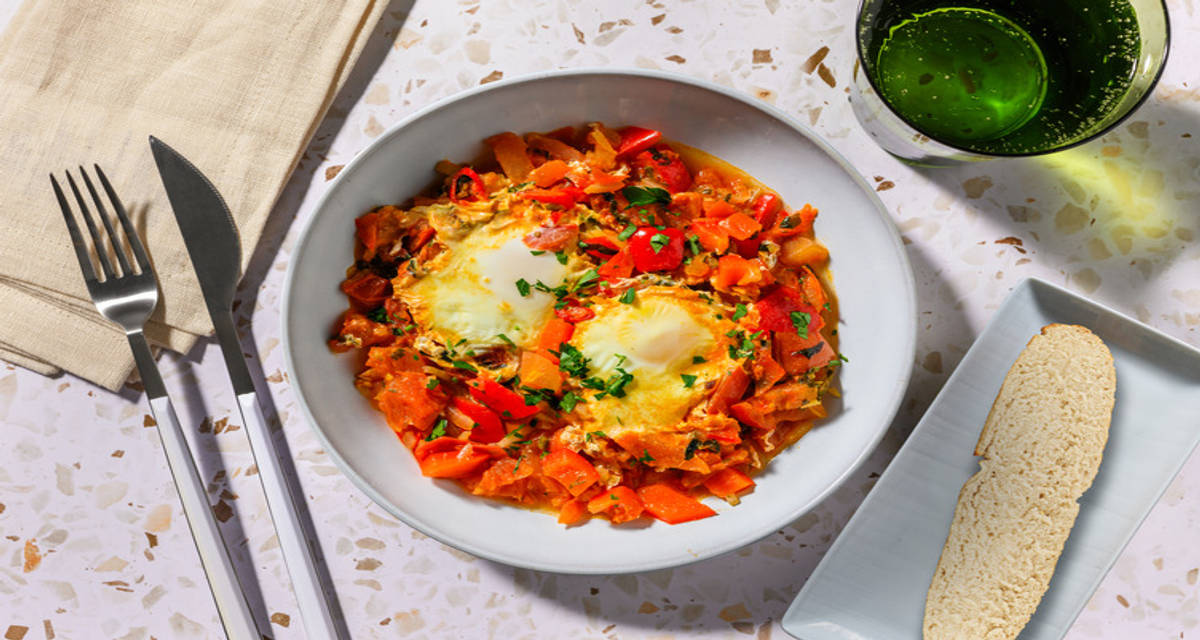 Chakchouka au chèvre frais & persil avec du paprika, du poivron & du pain