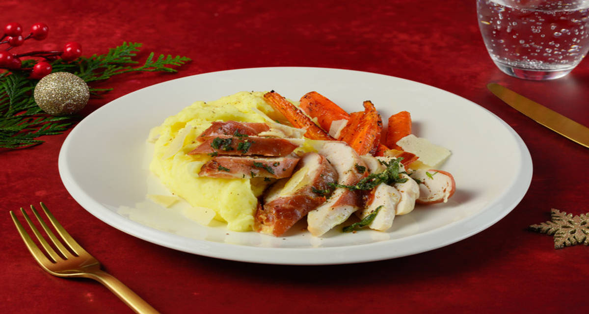 Dinde en habits de fête, sauge & jambon sec avec des carottes rôties & purée