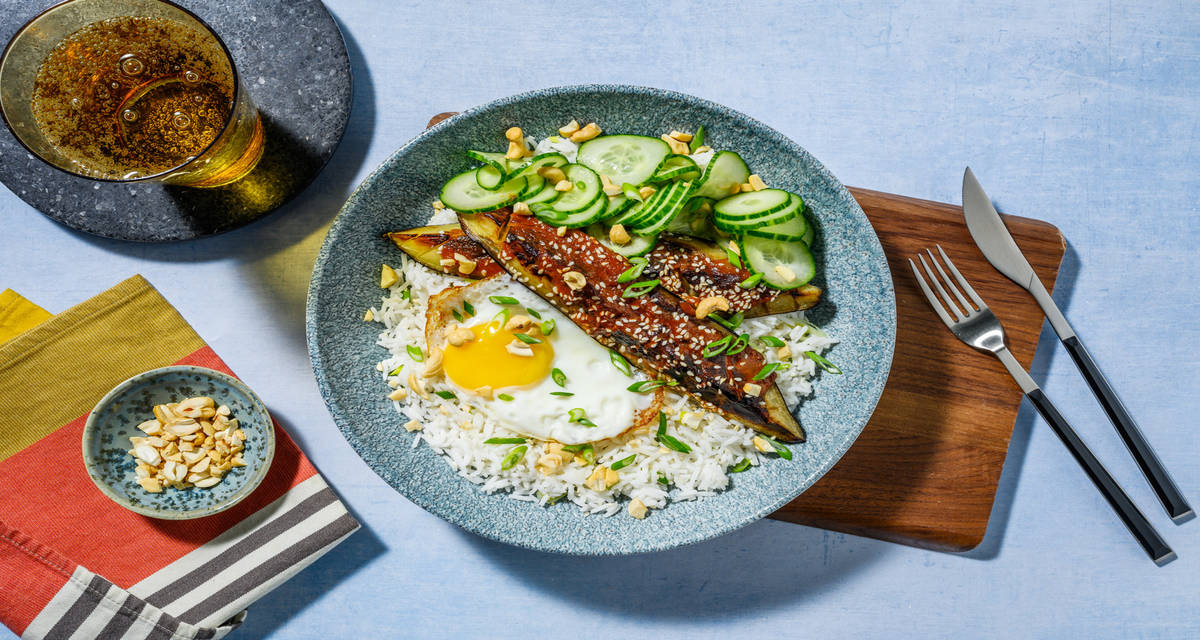 Aubergine laquée au miso, sauce soja & miel avec une salade de concombre aigre-doux