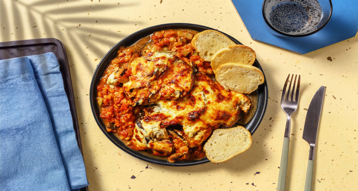 Moussaka veggie : lentilles corail & aubergine avec de l'avoine cuisine & un pain à l'ail
