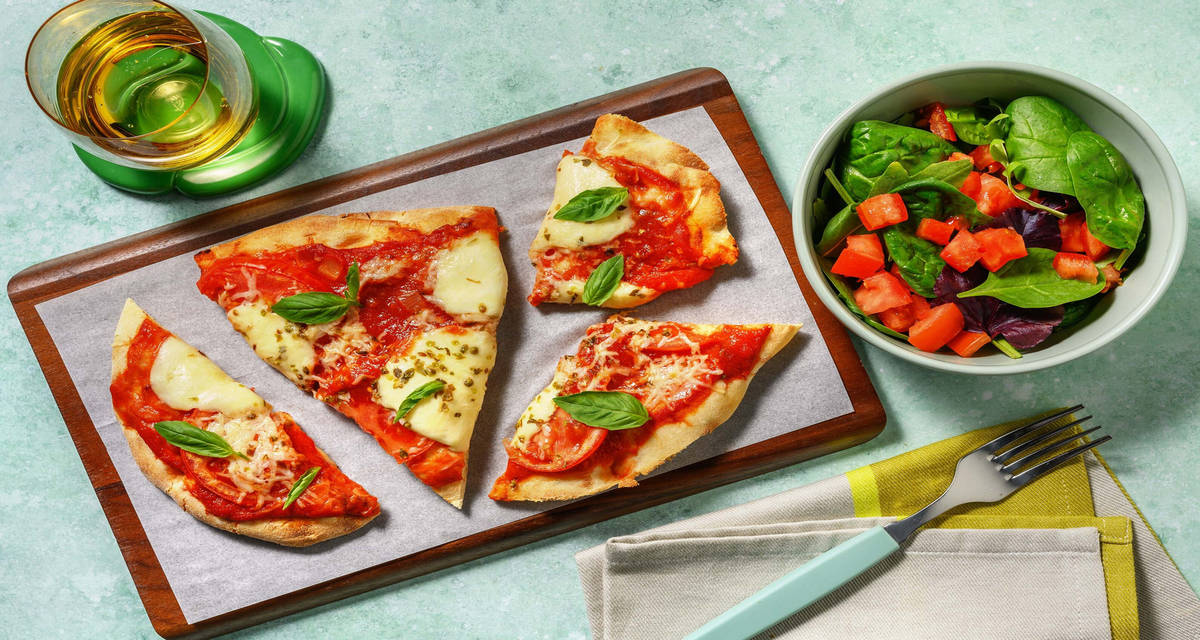 Pizza Margherita sur naan avec du basilic & du parmigiano reggiano AOP