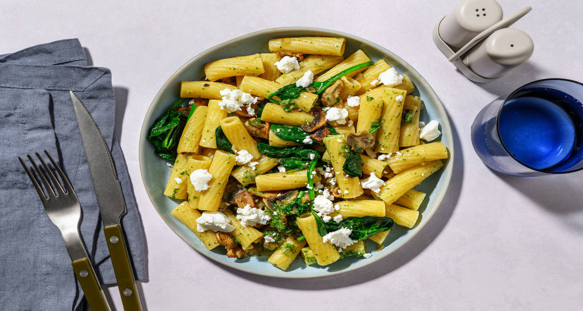 Rigatoni chèvre-épinards & pesto vert avec des champis de Paris poêlés