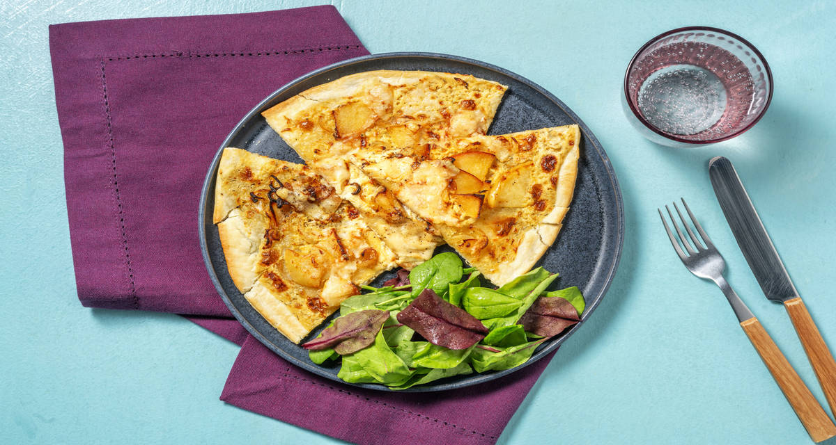 Tarte fine camembert & pommes à l'alsacienne avec de la crème & des oignons dorés