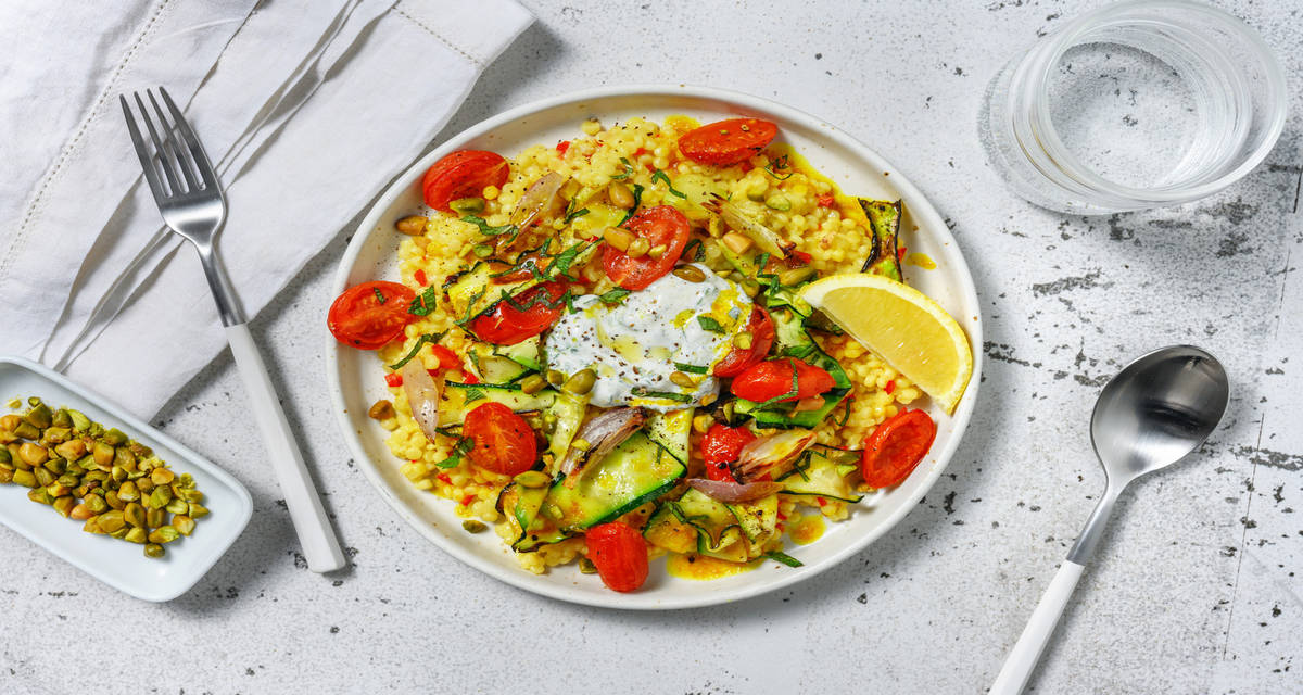 Courgette dorée, labneh & beurre au curcuma avec de la coriandre & des pistaches