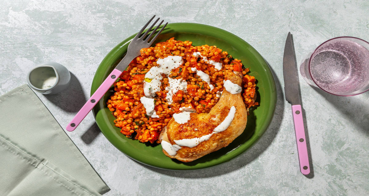 Poulet & couscous perlé à l'orientale avec une sauce aux herbes