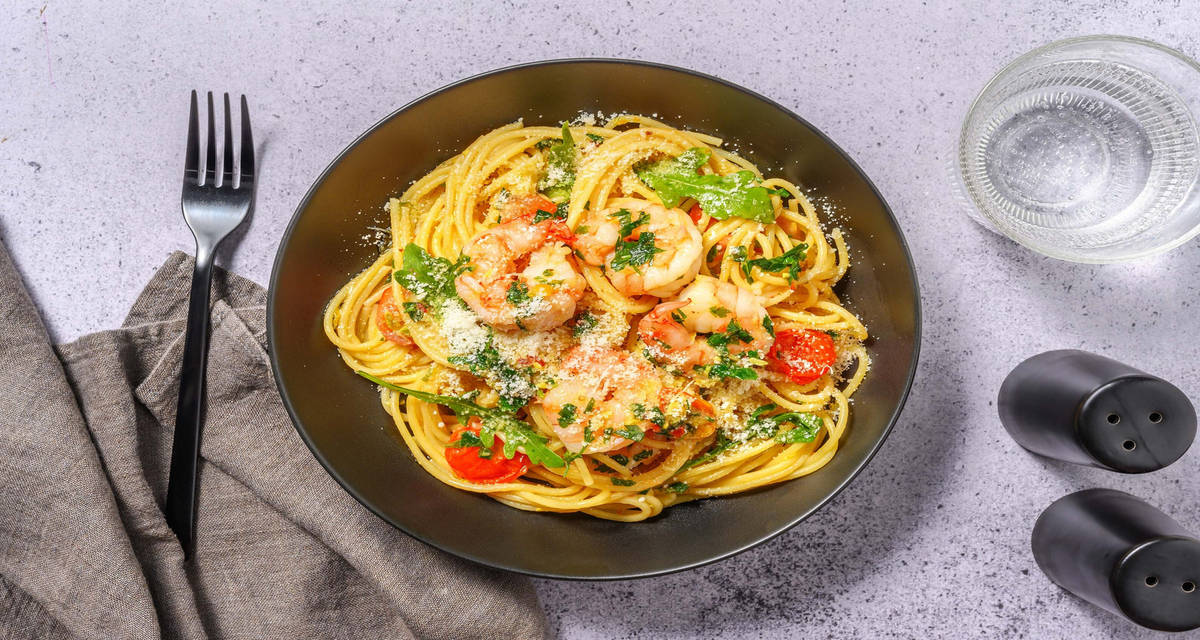 Pistage- och räkpasta med örtpesto och körsbärstomater