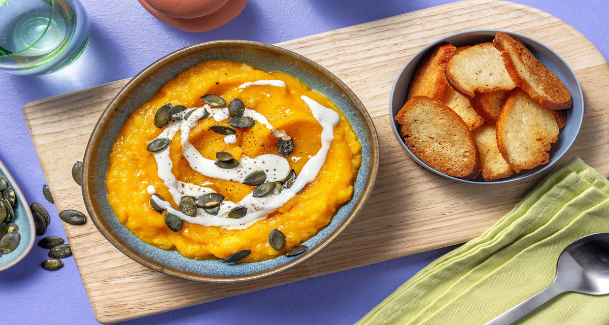 Vellutata di zucca e salsa al caprino con semi di zucca e chips di pane