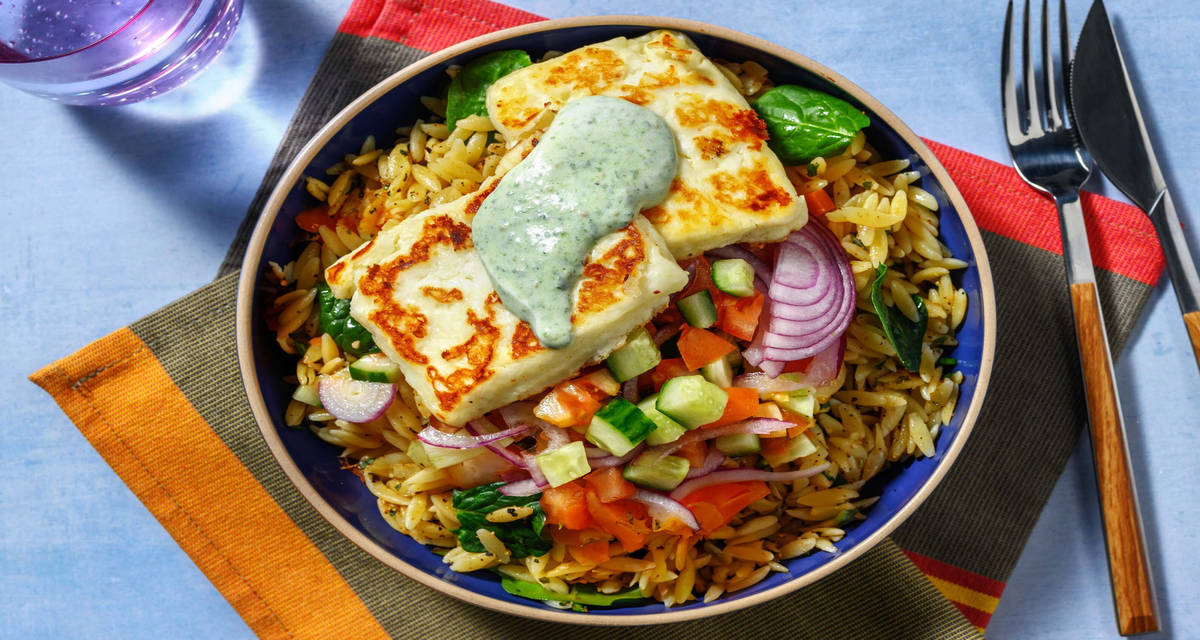 Grekisk-inspirerad orzosallad med halloumi och pestodressing