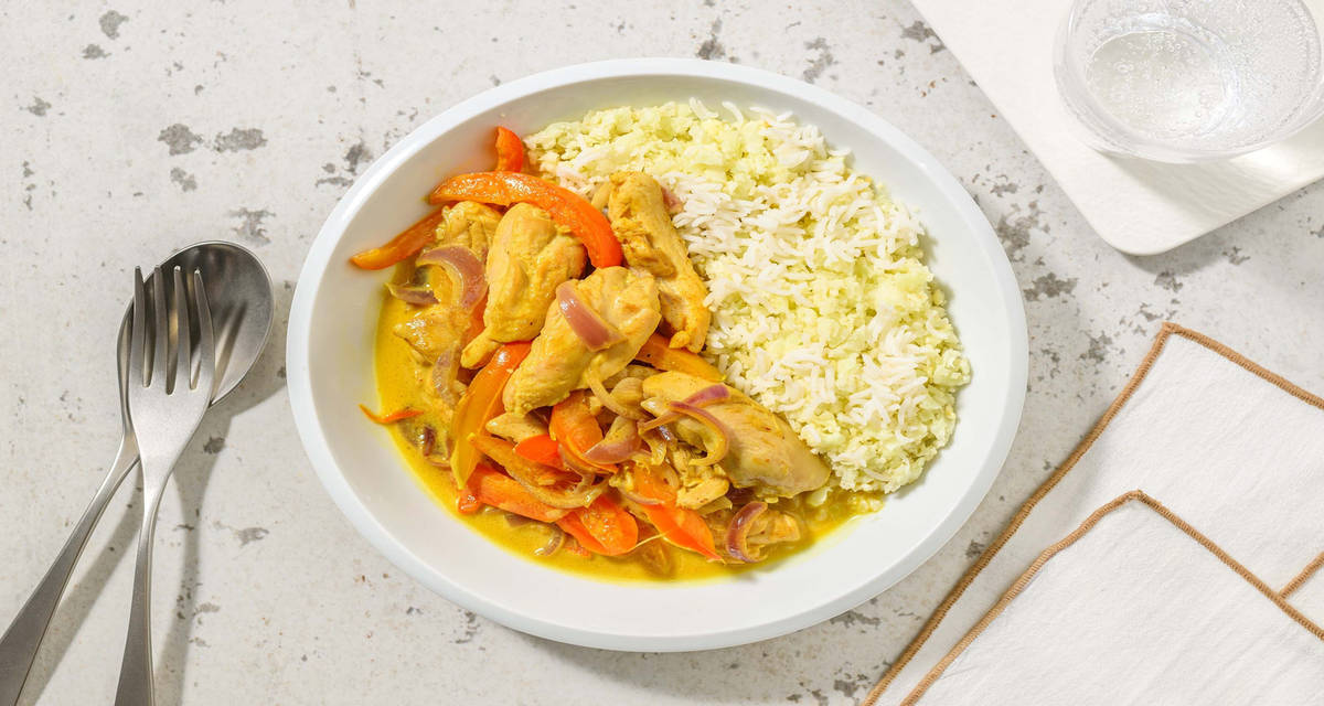 Poulet en sauce au curry jaune riz de chou-fleur et poivron