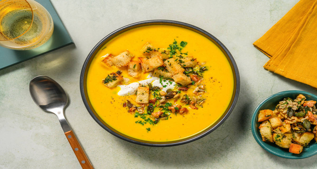 Soupe de potimarron & granola maison avec du yaourt & du persil
