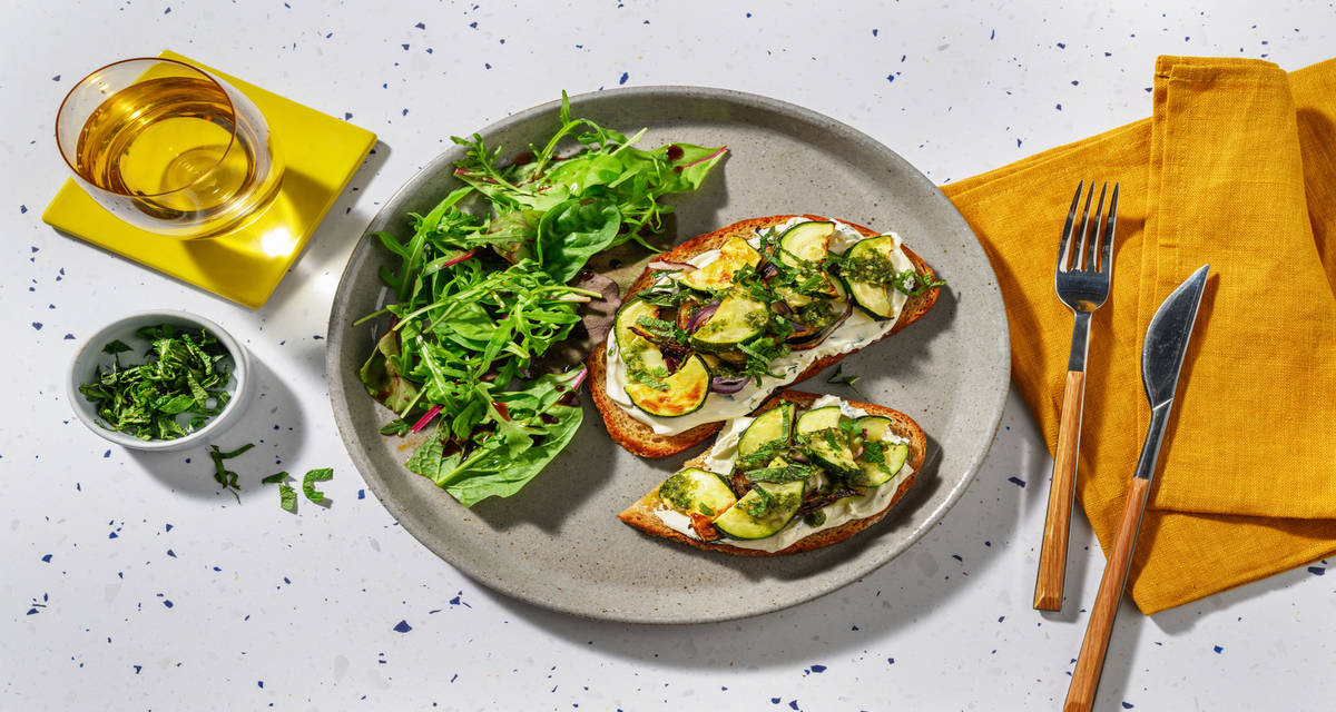 Bruschetta courgette, crème de chèvre & menthe avec une sauce au basilic & de la salade