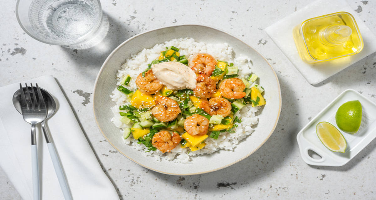 Spicy bowl de crevettes dorées & mangue avec de la mayo & du persil