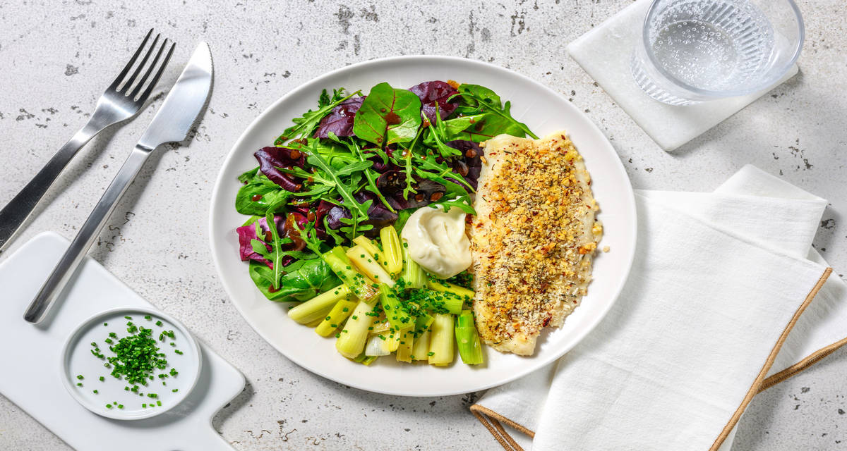 Lieu en croûte de noisettes & poireaux braisés avec de l'aïoli & de la ciboulette