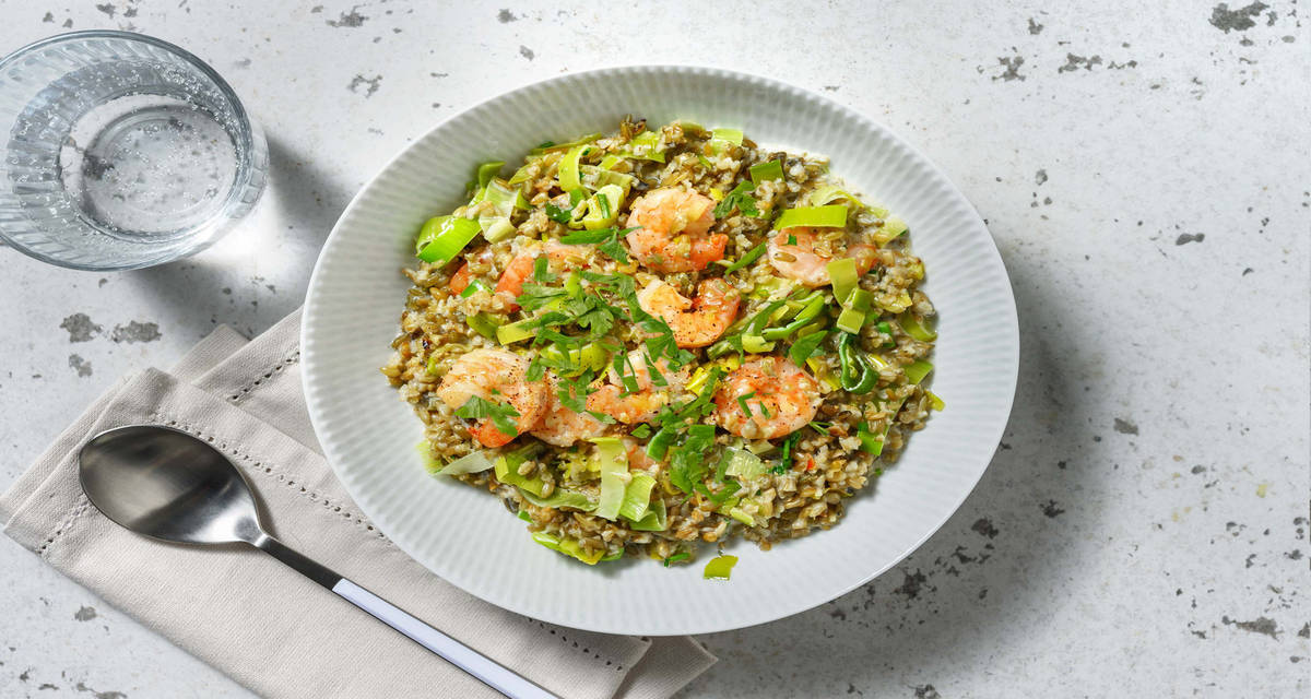 Freekeh crémeux & crevettes citronnées avec du poireau & du persil