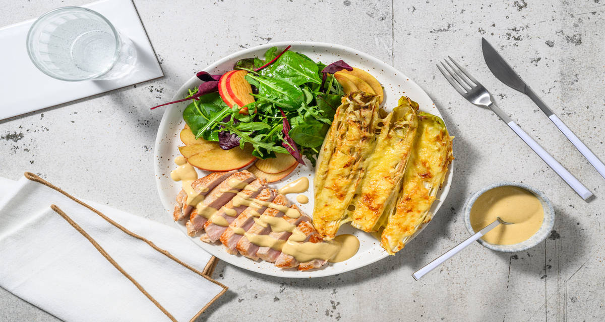 Carré de porc & endives gratinées avec une sauce moutarde & une salade fraîche