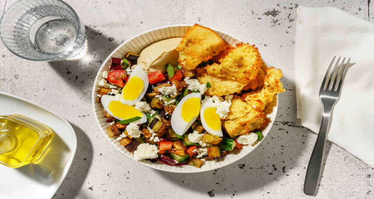 Bowl à l’aubergine grillée façon sabich avec du houmous & des chips de pita au zaatar
